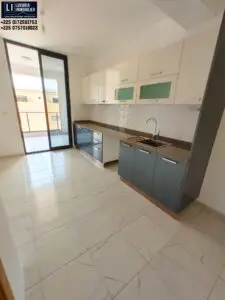 Cuisine américaine entièrement équipée et moderne (four, hotte, placards) dans un appartement de luxe à Zone 4