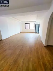 Grand balcon terrasse aménagé offrant une vue dégagée sur le quartier animé de Marcory Zone 4.