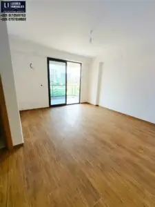 Chambre autonome lumineuse avec salle d'eau privative, disponible à la location longue durée en Zone 4