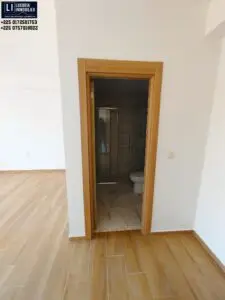 Salle de bain moderne avec douche à l'italienne et matériaux nobles dans une résidence de standing à Marcory