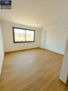 Chambre autonome lumineuse avec salle d'eau privative, disponible à la location longue durée en Zone 4