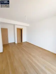 Chambre autonome lumineuse avec salle d'eau privative, disponible à la location longue durée en Zone 4