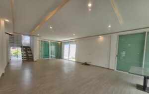 Grand balcon terrasse aménagé offrant une vue dégagée sur le quartier animé de Marcory Zone 4.