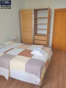 Chambre autonome lumineuse avec salle d'eau privative, disponible à la location longue durée en Zone 4