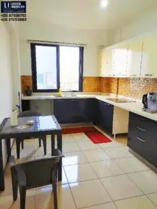 Cuisine américaine entièrement équipée et moderne (four, hotte, placards) dans un appartement de luxe à Zone 4