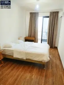 Chambre autonome lumineuse avec salle d'eau privative, disponible à la location longue durée en Zone 4