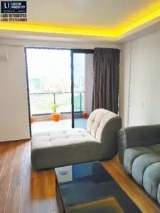 Grand balcon terrasse aménagé offrant une vue dégagée sur le quartier animé de Marcory Zone 4.